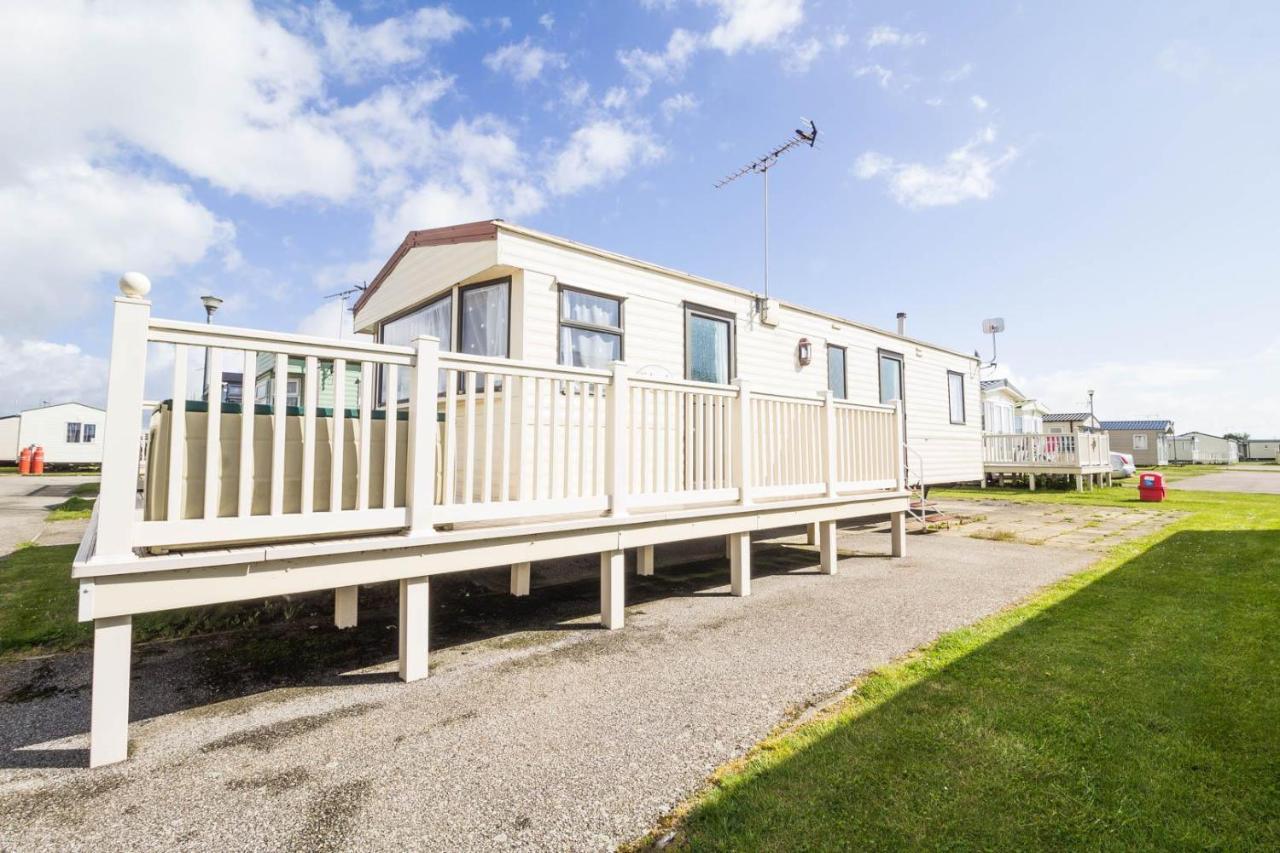 °HOTEL 6 BERTH CARAVAN WITH DECKING AT SEAWICK HOLIDAY PARK IN ESSEX ...